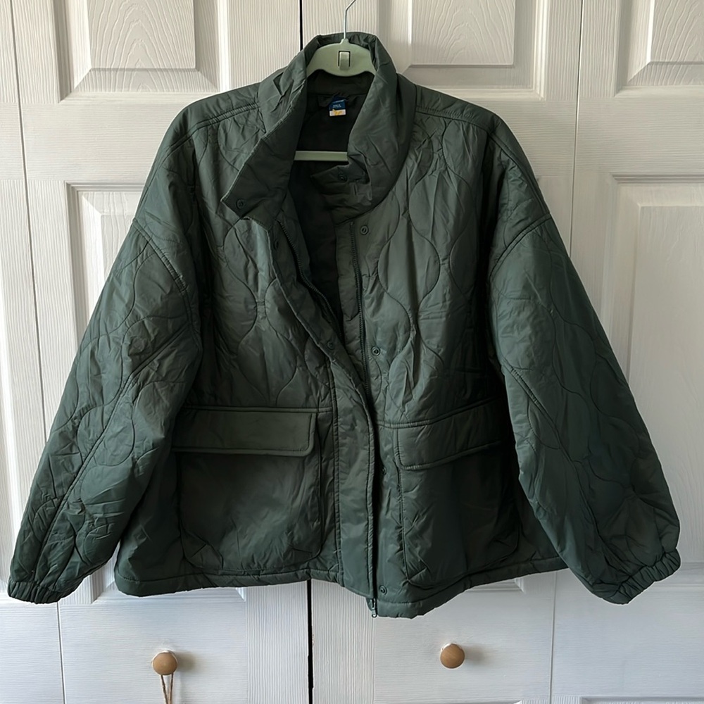Women’s green quilted lightweight, packable jacket